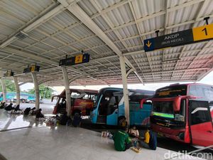 Terminal Harjamukti Cirebon Kurang Meriah di Musim Mudik Tahun Ini Terminal Harjamukti Cirebon Kurang Meriah di Musim Mudik Tahun Ini