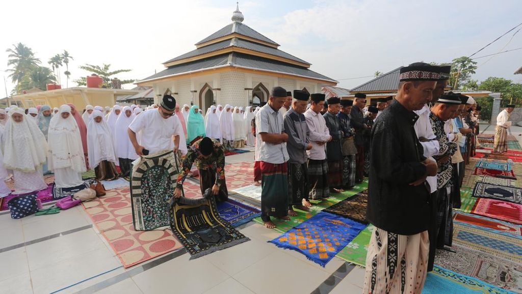Tarekat Naqsabandiyah dan Syattariyah Gelar Salat Id Hari Ini Tarekat Naqsabandiyah dan Syattariyah Gelar Salat Id Hari Ini