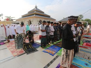 Tarekat Naqsabandiyah dan Syattariyah Gelar Salat Id Hari Ini Tarekat Naqsabandiyah dan Syattariyah Gelar Salat Id Hari Ini
