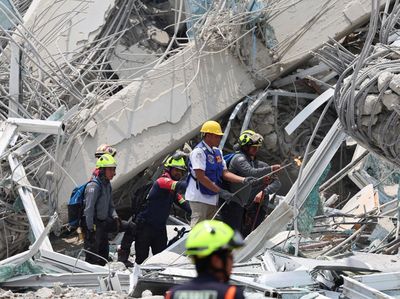 Tim Penyelamat Cari Korban Gedung Runtuh Imbas Gempa di Thailand