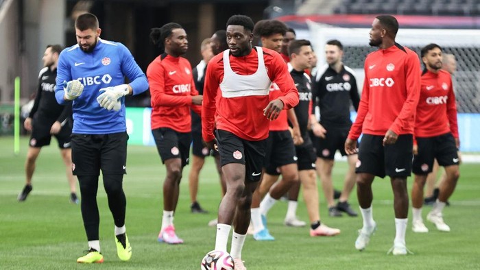 Timnas Kanada, Alphonso Davies ARLINGTON, TEXAS - SEPTEMBER 09: Defender Alphonso Davies of Canada (C) and his teammates warm up during a training session ahead of the match against Mexico at AT&T Stadium on September 9, 2024 in Arlington, Texas. (Photo by Omar Vega/Getty Images)