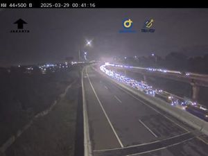 Tol MBZ dan Sejumlah Titik Tol Cikampek Padat di Malam Puncak Arus Mudik