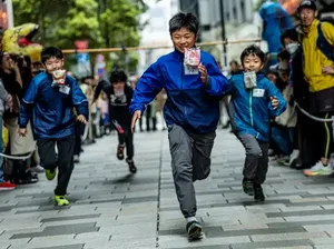 Unik! Jepang Gelar Lomba Lari Sambil Makan Roti Unik! Jepang Gelar Lomba Lari Sambil Makan Roti