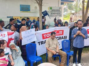 Warga Bentangkan Spanduk Tolak Relokasi saat Mentrans Kunjungi Rempang Warga Bentangkan Spanduk Tolak Relokasi saat Mentrans Kunjungi Rempang
