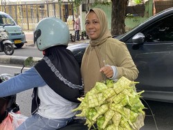 Antusiasme Warga Borong Ketupat di Palmerah Jelang Lebaran: Harganya Murah