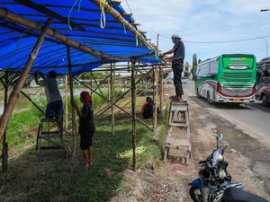 Warga di Karawang Siapkan Warung Musiman untuk Arus Balik Warga di Karawang Siapkan Warung Musiman untuk Arus Balik