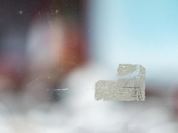 Kaca Jendela Kotor gegara Bekas Stiker? Begini Cara Menghilangkannya