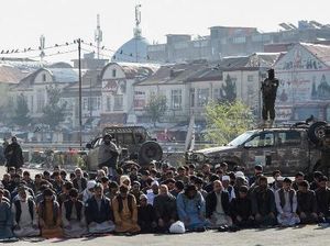 Momen Khusyuk Salat Idul Fitri di Afghanistan dan Yaman Hari Ini