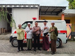 Senyum Aiptu Mariyanto Penuhi Nazar Hibahkan Ambulans Buat Kampung Halaman