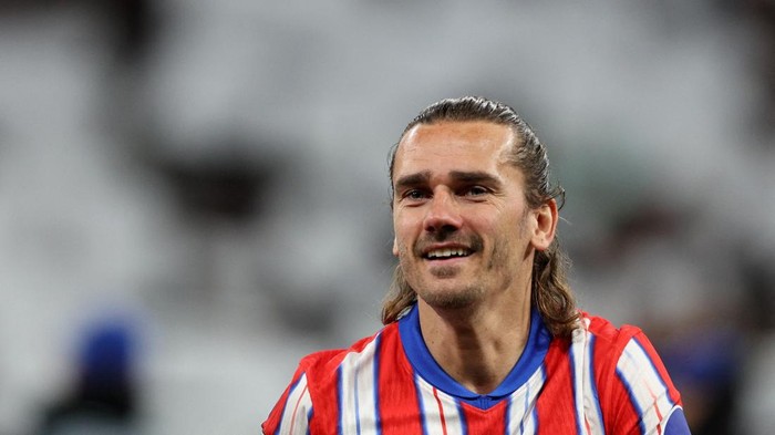 Soccer Football - Champions League - Round of 16 - First Leg - Real Madrid v Atletico Madrid - Santiago Bernabeu, Madrid, Spain - March 4, 2025 Atletico Madrids Antoine Griezmann before the match REUTERS/Violeta Santos Moura
