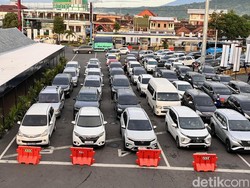Baru Dibuka, Antrean Kendaraan Mengular 3 Km di Pelabuhan ASDP Ketapang