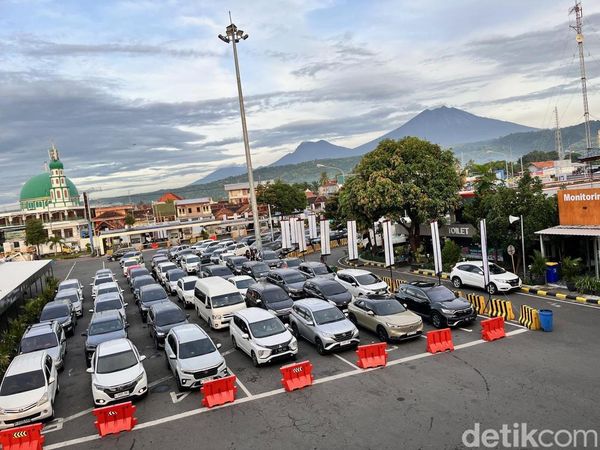 Padatnya Pelabuhan Ketapang Banyuwangi, Mengular 3 Km-Menunggu 2,5 Jam