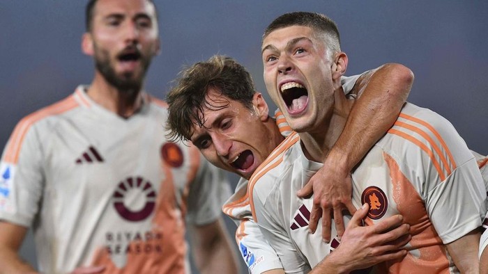 AS Roma's Artem Dovbyk, right,   celebrates after scoring the team's first goal during a Serie A soccer match against US Lecce and at the Via del Mare Stadium in Lecce, Italy, Saturday, March 29, 2025. (Giovanni Evangelista/LaPresse via AP)
