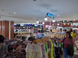 Ramai Berburu Thrift Shop di Pasar Senen untuk Oleh-oleh ke Kampung Halaman