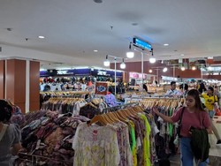 Ramai Berburu Thrift Shop di Pasar Senen untuk Oleh-oleh ke Kampung Halaman