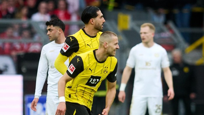 Emre Can 30 March 2025, North Rhine-Westphalia, Dortmund: Soccer: Bundesliga, Borussia Dortmund - FSV Mainz 05, Matchday 27, Signal Iduna Park. Dortmunds Emre Can (l) celebrates his 2:0 goal with Waldemar Anton. Photo: Bernd Thissen/dpa - IMPORTANT NOTE: In accordance with the regulations of the DFL German Football League and the DFB German Football Association, it is prohibited to utilize or have utilized photographs taken in the stadium and/or of the match in the form of sequential images and/or video-like photo series. (Photo by Bernd Thissen/picture alliance via Getty Images)