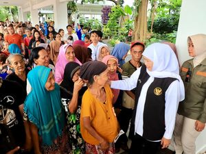 Gubernur Khofifah Gelar Open House, Warga Bisa Bertemu dan Salaman Langsung Gubernur Khofifah Gelar Open House, Warga Bisa Bertemu dan Salaman Langsung