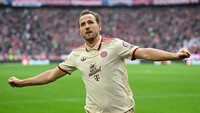 Terbaru, Harry Kane bikin gol saat Bayern Munich hadapi St Pauli, Sabtu (29/3). Bayern menang 3-2 (Reuters)