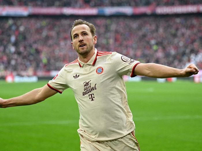 Soccer Football - Bundesliga - Bayern Munich v St. Pauli - Allianz Arena, Munich, Germany - March 29, 2025 Bayern Munich's Harry Kane celebrates after Leroy Sane scores their third goal REUTERS/Angelika Warmuth DFL REGULATIONS PROHIBIT ANY USE OF PHOTOGRAPHS AS IMAGE SEQUENCES AND/OR QUASI-VIDEO.     TPX IMAGES OF THE DAY