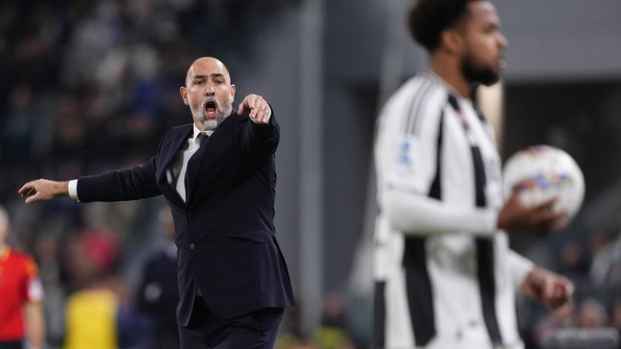 Juventus head coach Igor Tudor gestures, during the Serie A soccer match between Juventus and Genoa at the Juventus Stadium in Turin, Italy, Saturday March 29, 2025. (Fabio Ferrari/LaPresse via AP)