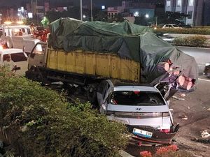 5 Fakta Ioniq Remuk Tabrak Pantat Truk hingga 3 Orang Tewas 5 Fakta Ioniq Remuk Tabrak Pantat Truk hingga 3 Orang Tewas