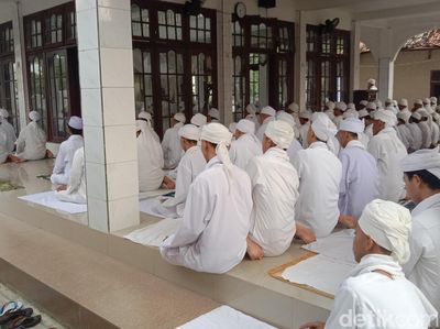 Potret Jemaah Asy-syahadatain Indramayu Laksanakan Salat Id Hari Ini