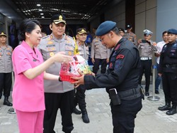 Cek Pos Mudik, Kapolres Priok Beri Bingkisan ke Anggota yang Bertugas