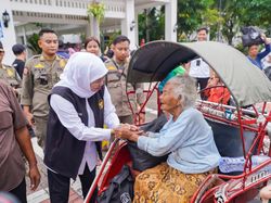 Khofifah Bagikan 1.500 Paket Sembako ke Warga Sekitar Kantor Gubernur Jatim