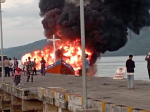 Kapal Pengangkut BBM Terbakar di Pelabuhan Larantuka Kapal Pengangkut BBM Terbakar di Pelabuhan Larantuka