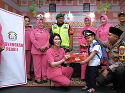 Bhayangkari Kota Malang Dukung Petugas Jaga Kelancaran Arus Mudik Lebaran