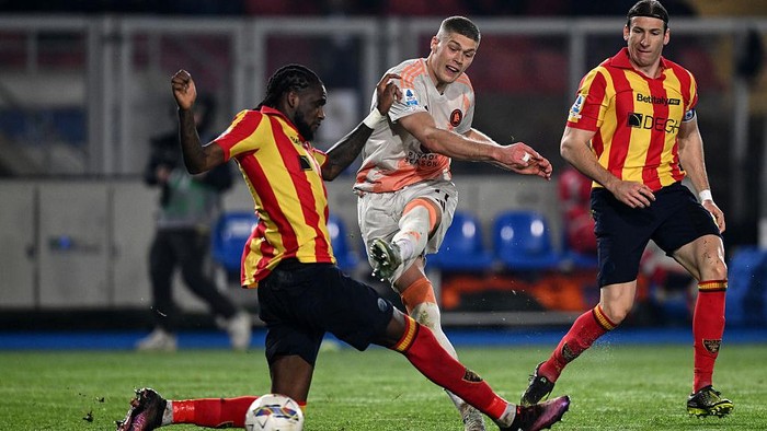 LECCE, ITALY - MARCH 29: Artem Dovbyk of Roma scduring the Serie A match between Lecce and Roma at Stadio Via del Mare on March 29, 2025 in Lecce, Italy. (Photo by Image Photo Agency/Getty Images)