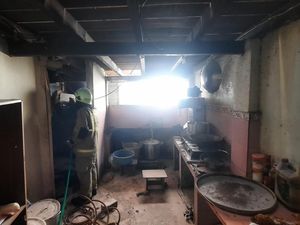 Tabung Gas Bocor Picu Ledakan di Dapur Bakso di Jaksel, 2 Orang Luka Tabung Gas Bocor Picu Ledakan di Dapur Bakso di Jaksel, 2 Orang Luka