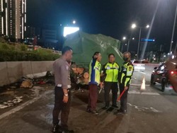 Detik-detik Ioniq Hantam Truk Mogok di Tol JORR Berujung 3 Orang Tewas