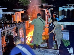 Satpol PP Bakar Temuan Alat Kontrasepsi di Makam Kembang Kuning Surabaya