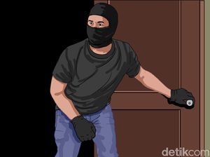 Video: Terekam CCTV! Maling Bobol Rumah di Purwakarta, Gasak Emas-Uang