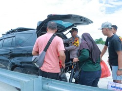 Momen Kapolres Klaten Bantu Pemudik yang Kopernya Jatuh di Tol Jogja-Solo