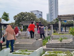 Makam Ngagel Surabaya Diserbu Warga yang Nyekar Sebelum Lebaran