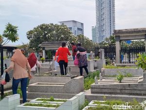 Makam Ngagel Surabaya Diserbu Warga yang Nyekar Sebelum Lebaran Makam Ngagel Surabaya Diserbu Warga yang Nyekar Sebelum Lebaran