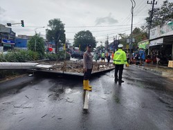 Diterjang Hujan Angin, Papan Reklame Roboh Tutup Akses Surabaya-Malang
