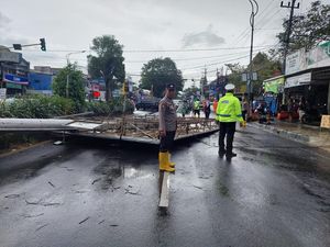 Diterjang Hujan Angin, Papan Reklame Roboh Tutup Akses Surabaya-Malang Diterjang Hujan Angin, Papan Reklame Roboh Tutup Akses Surabaya-Malang