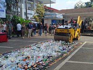 Pemkot Bogor Musnahkan 1.792 Botol Miras Hasil Razia Selama Ramadan Pemkot Bogor Musnahkan 1.792 Botol Miras Hasil Razia Selama Ramadan