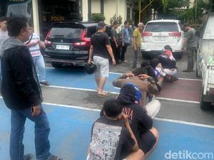 Belasan Remaja Diamankan Buntut Pengeroyokan Pelajar SMAN Kediri hingga Tewas Belasan Remaja Diamankan Buntut Pengeroyokan Pelajar SMAN Kediri hingga Tewas