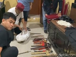 Pimpinan Aliran Sesat di Maros Ditangkap, Polisi Sita Keris-Tongkat Kuningan Pimpinan Aliran Sesat di Maros Ditangkap, Polisi Sita Keris-Tongkat Kuningan