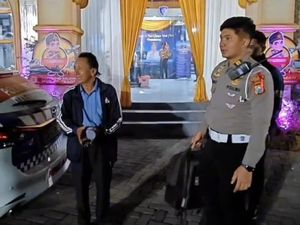 Jariman yang Ketinggalan Bus Akhirnya Bisa Mudik Setelah Diantar Polisi Gresik Jariman yang Ketinggalan Bus Akhirnya Bisa Mudik Setelah Diantar Polisi Gresik