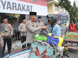 500 Tukang Becak-Ojol Dapat Sembako Gratis dari Polres Mojokerto