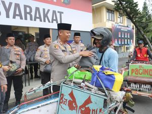 500 Tukang Becak-Ojol Dapat Sembako Gratis dari Polres Mojokerto 500 Tukang Becak-Ojol Dapat Sembako Gratis dari Polres Mojokerto