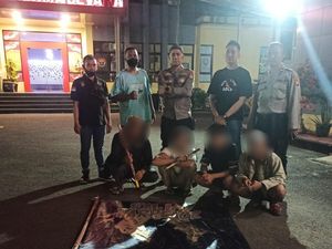 Polisi Amankan 4 Pemuda Konvoi Nyalakan Kembang Api di Kelapa Gading Polisi Amankan 4 Pemuda Konvoi Nyalakan Kembang Api di Kelapa Gading