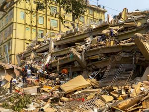 Wanita Ditemukan Selamat Usai 3 Hari Tertimbun Reruntuhan Gempa Myanmar