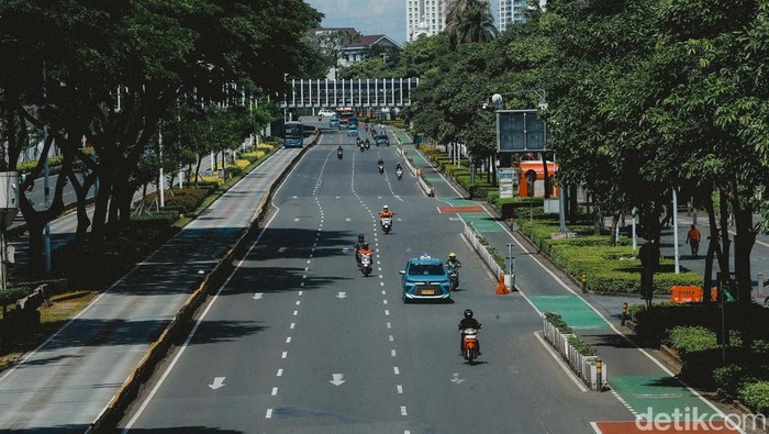 Potret Jakarta Lengang H-1 Idulfitri Ditinggal Mudik Sejumlah kendaraan melintas di jalan Sudirman, Jakarta, Minggu (30/3/2025). Kepala Dinas Perhubungan DKI Jakarta Syafrin Liputo menyatakan bahwa Car free day (CFD) di Jakarta selama libur Idulfitri 2025 ditiadakan. Ketentuan ini berlaku dari 30 Maret sampai 6 April 2025.
