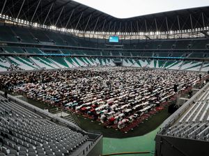 Melihat Suasana Salat Idul Fitri di Stadion Piala Dunia Qatar Melihat Suasana Salat Idul Fitri di Stadion Piala Dunia Qatar